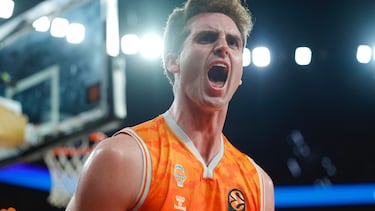 Nathan Reauvers celebra una canasta.