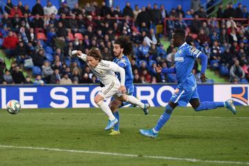 El jugador del Real Madrid, Modric, marca el 0-3 al Getafe.