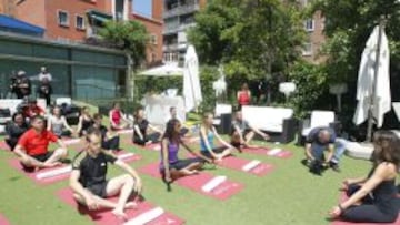 Lauren Imparato da una Masterclass de yoga a los atletas Ángel David Rodríguez, Aauri Bokesa, Elian Périz y Chema Martínez, entre otros.