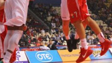 Vassilis Spanoulis (Olympiacos) entra a canasta ante Mustafa Shakur (Neptunas Klaipeda).