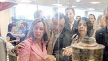 <b>ANTORCHAS DEL PASADO. </b>Ruiz-Gallardón admira la colección de la Fundación Ferrándiz.