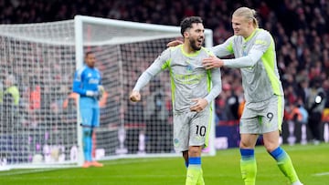 NOTTINGHAM (United Kingdom), 27/12/2025.- Rayan Cherki of Manchester City (L) celebrates with Erling Haaland after scoring the 2-1 lead during the English Premier League match between Nottingham Forest and Manchester City, in Nottingham, Britain, 27 December 2025. (Reino Unido) EFE/EPA/TIM KEETON EDITORIAL USE ONLY. No use with unauthorized audio, video, data, fixture lists, club/league logos, 'live' services or NFTs. Online in-match use limited to 120 images, no video emulation. No use in betting, games or single club/league/player publications.