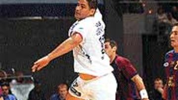 <b>PRIMERA BATALLA PARA EL BARÇA.</B> Habrá más duelos entre catalanes y manchegos (Urios, en la imagen), pero el primer título de se lo ha llevado el Barcelona. Ganó el pasado domingo la Supercopa.