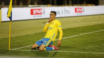 Con este simbólico gesto celebró Espiau el 3-2 al Sporting de Gijón.