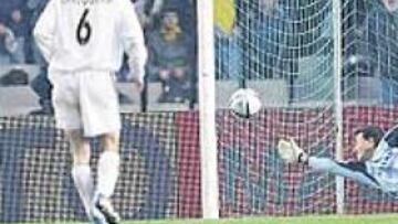 <b>GALLETTI PUSO LA PUNTILLA. </b>César no alcanzó a atajar el cañonazo de Galletti, que marcó el 2-3 final en el minuto 112 de la prórroga. No hubo tiempo para más.