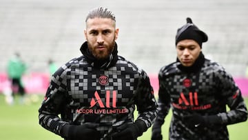 Paris Saint-Germain's Spanish defender Sergio Ramos and Paris Saint-Germain's French forward Kylian Mbappe run during the warm-up sesson ahead of the French L1 football match between AS Saint-Etienne and Paris Saint Fermain (PSG), at the Geoffro