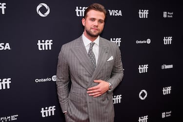 Leo Woodall posa en la alfombra roja de los 50º Festival Internacional de Cine de Toronto.