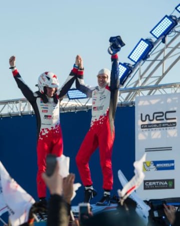 Jari Matti Latvala y su copiloto Miikka Anttila celebrando la victoria 