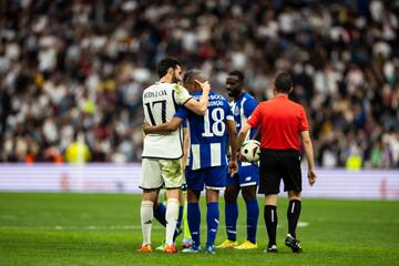 Paulo Assunçao y Álvaro Arbeloa se saludan tras la finalización del Corazón Classic Match 2024.