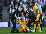 Brighton's Paraguayan midfielder #25 Diego Gomez receives medical attention after picking up an injury during the English Premier League football match between Tottenham Hotspur and Brighton and Hove Albion at the Tottenham Hotspur Stadium in London, on April 18, 2026. (Photo by Ben STANSALL / AFP) / RESTRICTED TO EDITORIAL USE. No use with unauthorized audio, video, data, fixture lists, club/league logos or 'live' services. Online in-match use limited to 120 images. An additional 40 images may be used in extra time. No video emulation. Social media in-match use limited to 120 images. An additional 40 images may be used in extra time. No use in betting publications, games or single club/league/player publications. /