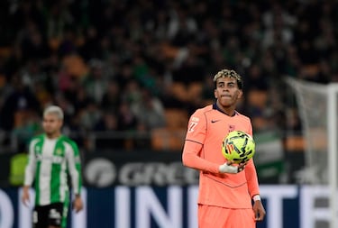 El jugador del Barcelona, Lamine Yamal, marca de penalti el 1-5 al Betis. 