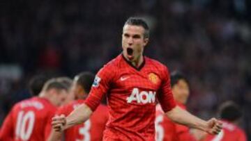 Van Persie celebra uno de sus goles ante el Aston Villa