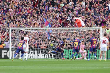 Raphinha celebra el 1-0 al Sevilla. 
