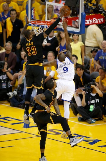 El estruendo, el anillo de LeBron James en Cleveland, el 3-1 perdido por los Warriors, el tap¨®n de LeBron a Iguodala en un s¨¦ptimo partido que lleg¨® al ¨²ltimo minuto 89-89¡ y 699-699 en toda la Final. Un triple ic¨®nico de Kyrie Irving delante de Stephen Curry resolvi¨® y los Cavs destrozaron la que iba a ser mejor temporada de la historia (los Warriors del 73-9¡). Nunca se hab¨ªa remontado un 3-1 en una Final y desde 1978 nadie hab¨ªa ganado un s¨¦ptimo por el anillo a domicilio. LeBron James lo pudo todo.