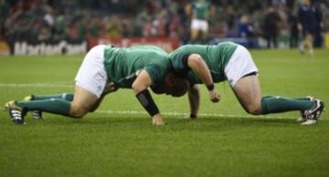 Jugadores irlandeses durante el calentamiento del partido que les enfrentaba a Canadá.