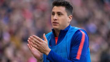 Jose María Giménez saluda a la afición rojiblanca