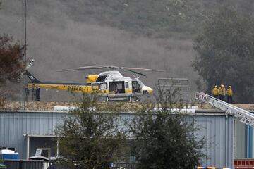 Bomberos en el lugar del accidente aéreo en Calabasas.