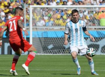 Lionel Messi y Ashkan Dejagah durante el partido Argentina-Irán, del Grupo F del Mundial de Fútbol de Brasil 2014, que se disputa en el Estadio Mineirão.