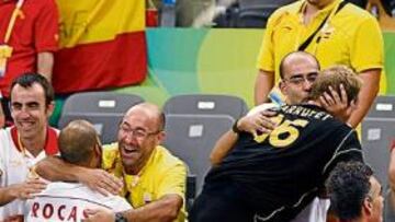 <b>ALEGR?A FINAL. </b>Los jugadores de la Selecci¨®n (Rocas y Barrufet) celebran con familiares y amigos la medalla de bronce conquistada ante Croacia en un gran partido.