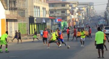 Fútbol en las calles de Liberia 