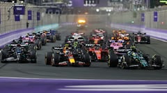 Formula One F1 - Saudi Arabian Grand Prix - Jeddah Corniche Circuit, Jeddah, Saudi Arabia - March 19, 2023 Aston Martin's Fernando Alonso in action ahead of Red Bull's Sergio Perez at the start of the race REUTERS/Ahmed Yosri