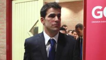 <b>DE GRANADA AL BERNABÉU. </b>El asistente Xavi Aguilar (saliendo de Los Cármenes) estará con Mateu Lahoz en el Madrid-Atlético.