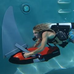 Vacían una playa entera con una falsa aleta gigante de tiburón