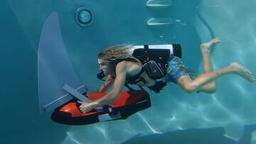 Jack Tenney buceando en una piscina con una aleta falsa de tiburón.