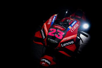 Ducati ha presentado en Madonna di Campiglio a sus equipos de MotoGP y Superbike para la temporada 2023. Los detalles de la Desmosedici son un propulsor 4 tiempos V4 a 90?, refrigeraci¨®n por l¨ªquido, distribuci¨®n desmodr¨®mica con doble ¨¢rbol de levas en cabeza y 4 v¨¢lvulas por cilindro.