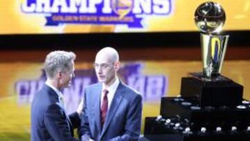Steve Kerr y Adam Silver, durante la ceremonia de entrega del anillo a finales de octubre de 2015.