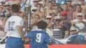 <b>PENALTI CLARO. </b> Agustín derriba a Zamorano en la última jornada de Liga de la temporada 1992-93.