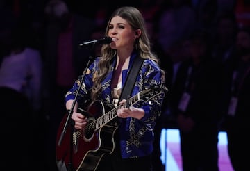 La cantante Tenille Arts interpretó el himno de Canadá antes del encuentro.