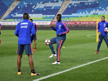 El plantel de la Selecci&oacute;n Colombia trabajando con bal&oacute;n en el Estadio Mundialista de Suwon