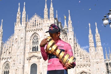 El corredor del Team INEOS - Grenadiers hizo historia en el deporte colombiano y se coronó campeón del Giro de Italia. Bernal mantuvo la ventaja en la clasificación general y tras la contrarreloj en la última etapa, se quedó con el título. 