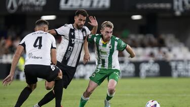 Peque fue un dolor de cabeza constante para los jugadores del Cartagena, especialmente para Alcalá, señalado en los dos goles del menudo jugador catalán.