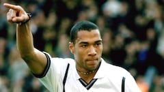 John Carew celebra un gol durante su etapa en el Valencia. 