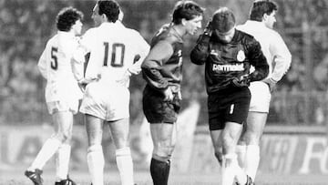 Paco Buyo recibe un golpe con una varilla en el encuentro que el Madrid disput&oacute; en El Sadar ante Osasuna en la temporada 1988-89.