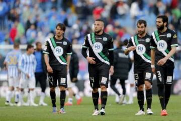 Los jugadores del Córdoba, el centrocampista esloveno Rene Krhin, el delantero argelino Nabil Ghilas y los defensas Edu Campabadal y Jose Ángel Crespo, de izda a dcha, se dirigen a saludar a los seguidores del equipo tras caer 0-2 ante el Málaga