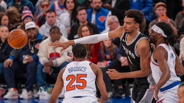 Victor Wembanyama (c) de San Antonio Spurs defiende el balón ante Precious Achiuwa de los Knicks durante un juego de la NBA entre New York Knicks y San Antonio Spurs este miércoles, en el Madison Square Garden, en Nueva York (Estados Unidos).