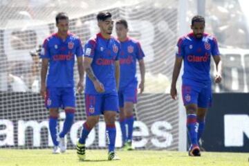 Los jugadores de Universidad de Chile se lamentan tras el gol de Colo Colo durante el partido de primera division disputado en el estadio Monumental de Santiago, Chile.