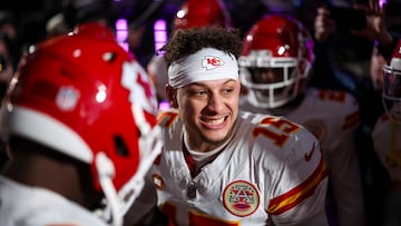 Patrick Mahomes, quarterback de los Kansas City Chiefs arenga a sus compañeros en el túnel de vestuarios antes de saltar a la cancha en la final de conferencia Americana.