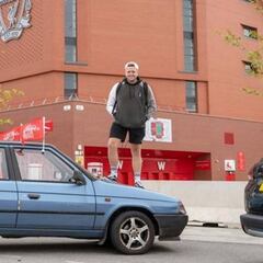 Un fan del Liverpool viaja en un
coche que compró por 45 euros