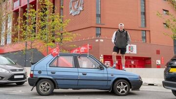 Simon posa junto a su &#039;nuevo coche&#039; antes de salir de Liverpool. 