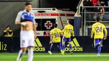 Los jugadores del Cádiz celebran un gol durante un partido.