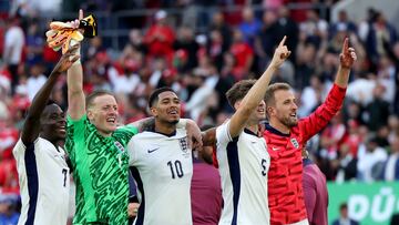 Dusseldorf (Germany), 06/07/2024.- England players (from L) Bukayo Saka, goalkeeper Jordan Pickford, Jude Bellingham, John Stones and Harry Kane celebrate after winning the penalty shootout of the UEFA EURO 2024 quarter-finals soccer match between England and Switzerland, in Dusseldorf, Germany, 06 July 2024. (Alemania, Jordania, Suiza) EFE/EPA/GEORGI LICOVSKI
