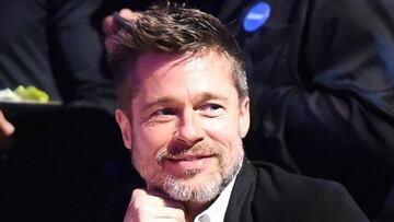 Brad Pitt sonriendo en la subasta ben&eacute;fica organizada por Sean Penn con el objetivo de recaudar fondos para su Organizaci&oacute;n de Ayuda Haitiana