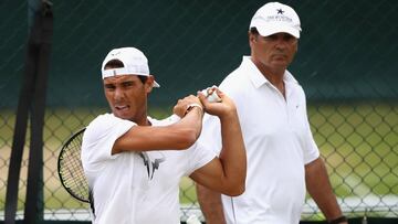 Rafa Nadal entrena bajo la mirada de su t&iacute;o Toni Nadal en Wimbledon de 2017.