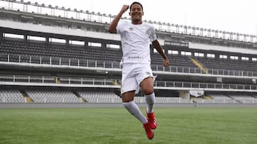 El jugador de apenas 15 a&ntilde;os ha llamado la atenci&oacute;n en la base de Santos y ya juega con el Sub-20. Asegura que el regate y las asistencias son sus puntos fuertes.