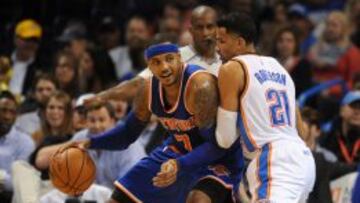 Carmelo Anthony postea ante Andre Roberson.