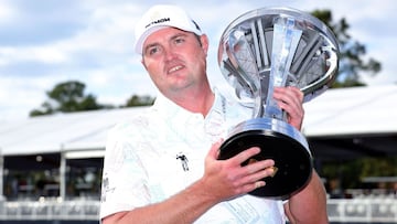 Jason Kokrak posa con el trofeo de campeón del Hewlett Packard Enterprise Houston Open en el Memorial Park Golf Course de Houston, Texas.